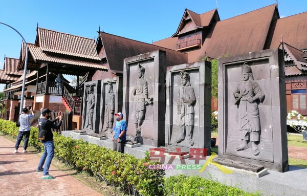 访客与马来英雄汉都亚及4名好友合照。