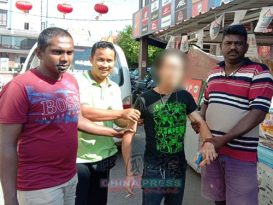小巷摆阵 带刀在身 疯子四处走 商民喊怕怕