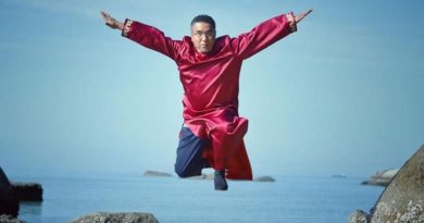 一身红色马褂  甲首长化身“叶问”贺新春！？