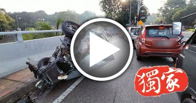 避塞车 冒险逆向行驶 轿车连撞3车 四轮朝天