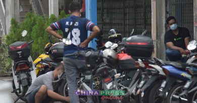 ◤复管令SOP◢ 店内没戴罩 遭警扣手铐 直接捉进扣留室【内附音频】