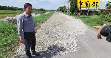 【今日马六甲头条】重型车辗压路陷  河岸路  3年修6次