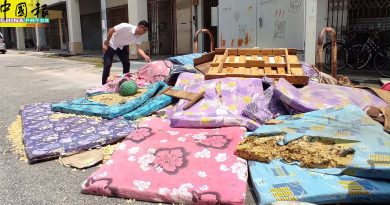 【今日马六甲头条】工艺园变垃圾城！烂床褥旧家具  满街丢