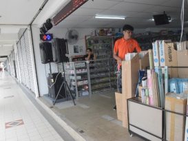 趁商店打烊前下手 宵小偷喷雾器遭摄下