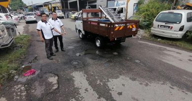 【今日马六甲头条】路洞处处、没告示牌、路标模糊 骑士闪窟窿翻摩哆