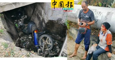 没沟盖出事了  摩哆撞沟   女乘客伤