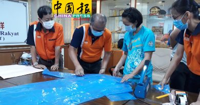 峇章慈善基金获女商家赞助 制“长袖围裙”  送医护员