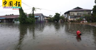 一场逾12小时长命雨 甲多地沦为“水乡”