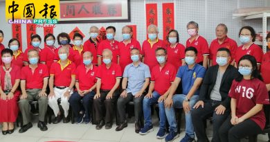 书法家疫情中努力挥毫  逾6000张春联   热卖中