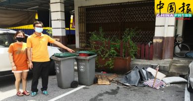 垃圾堆 霸占泊车位  野猫狗觅食满地苍蝇
