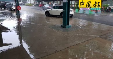 路旁没沟渠 逢雨就淹  殃及民宅 学校进水