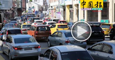 放假啰！趴趴走 市区 又见车龙人潮