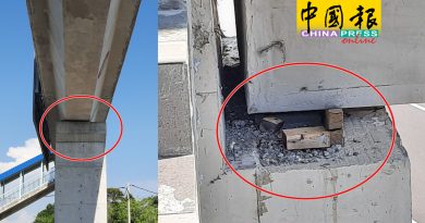 桥身偏一旁  桥墩塞木楔 这座人行天桥  安全吗？