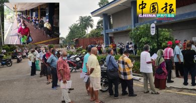 柜枱全面开放清早即现人潮     陆路交通局 排长龙