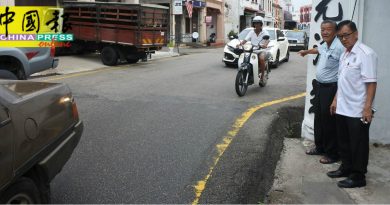 板底街 交通太乱  车转弯看不到路好危险