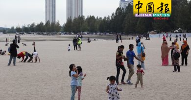 吉里望海滩 热闹了  老少不戴罩．防疫恐破功