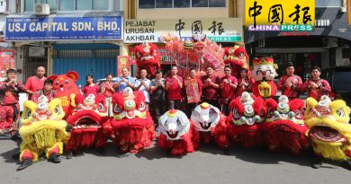 8獅1龍2舞鼠加財神爺  高峰龍獅體育會向《中國報》賀年