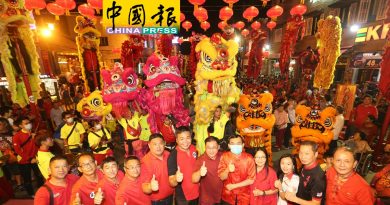 百头醒狮跳跃 创纪录    古城元宵完美落幕