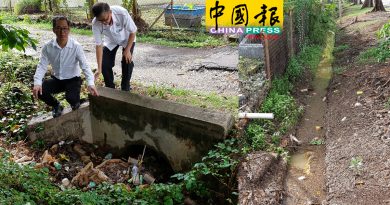 垃圾积泥沟 阻排水  2000师生担心蚊症