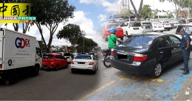 执法员要求移车反被呛  冥顽违泊  送你“大红包”