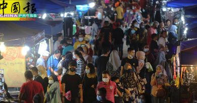夜市重开人潮旺  环境闷热  民众除口罩