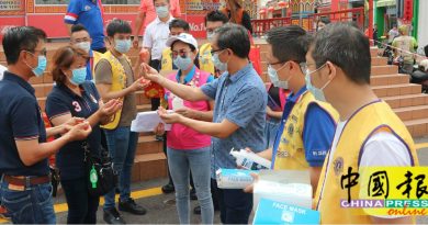 刘志良与狮子会到鸡场街  派口罩及宣导防疫