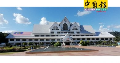 2地方政府有盈余   2市议会出现赤字