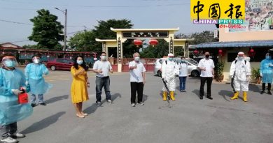 马华志工团为学校消毒     为3月复课做好准备