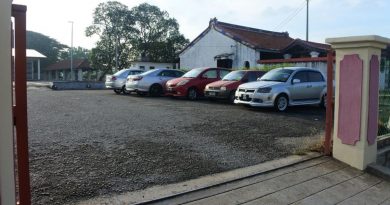 日落洞殡仪馆前 重铺路供泊车