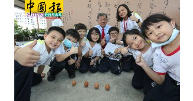 学生寓玩于学   立春立蛋 不亦乐乎