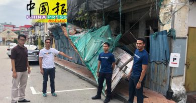 百年老屋　围篱倒塌 车来人往好危险