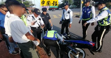 骑摩哆没让孩子戴头盔  警开罚单被骂“找吃”