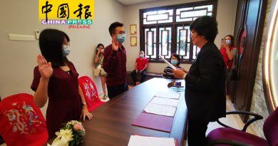 冲破疫情障碍结连理 新人 罩 说我愿意