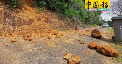 雨季来 斜坡频泥崩  爱极乐村民好担心