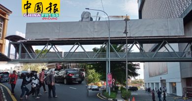【今日马六甲头条】人行天桥半封锁 民众被逼 惊险过马路