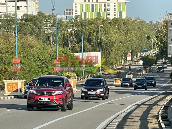 沿海大桥是州民往返马六甲拉也和甲市区的必经之路，上下班时间车流量特别高。