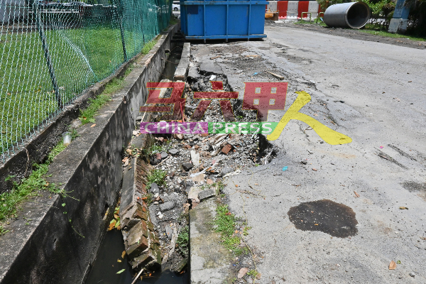 排污系统工程未完成，沟渠已被破坏，影响排水系统。
