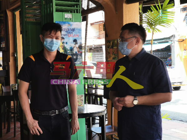 曾庆辉（左起）告诉颜天禄，政府开放堂食的措施对咖啡馆生意没有带来太多正面效益。