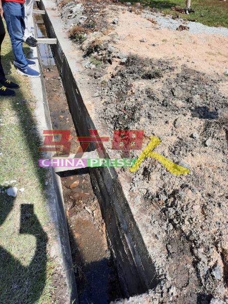 葛囊佳第三期花园崩塌的沟渠已完成维修工程，惟砂石没被载走，还留在沟渠旁。