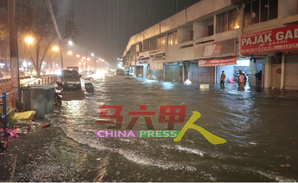 周六傍晚一场大雨，玛琳再也柏卡第2路再次发生突发水灾，商家与居民大受影响。