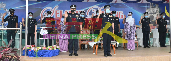甲警察总部各部门主任在阿都马吉（前右起）及沙霖率领下，在第214届警察日上宣誓效忠国家。