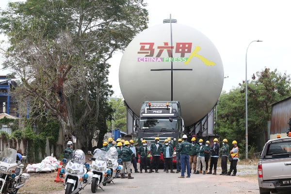 运输公司在“巨无霸”圆柱型储存槽出发前，先举行简报会，确保运送过程顺利。