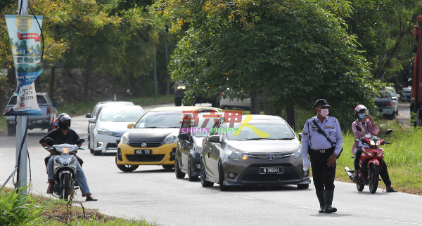 交警现场维持秩序，让车辆让路“巨无霸”圆柱型储存槽。