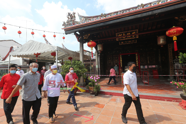 嘉宾们到访甲州古庙青云亭。