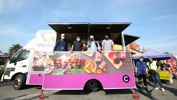 ：■嘉宾们到访马日丹那农业市集时，参观在该处营业的餐车。