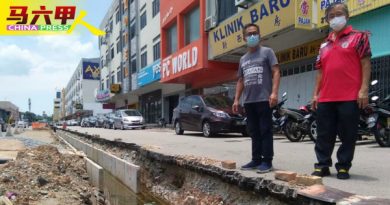 提升排水工程沙石堆路边    占泊车位 危市民安全