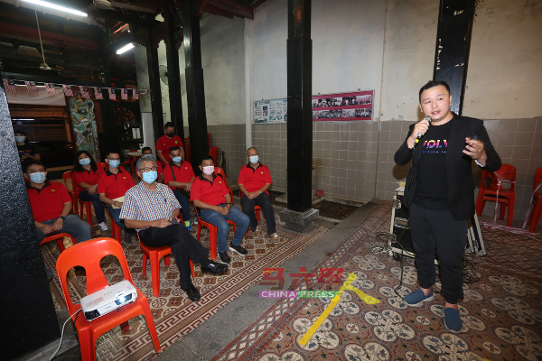 刘志雄（右）向甲福建会馆成员分享健康主题讲座。