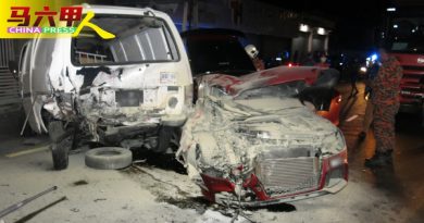 峇章一车撞两车  差点火烧车  商家助灭火
