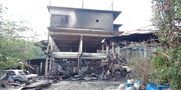 作为储存废弃物及养燕屋的3层楼店屋被烧毁，在侧的牛羊棚也被火势蔓延。