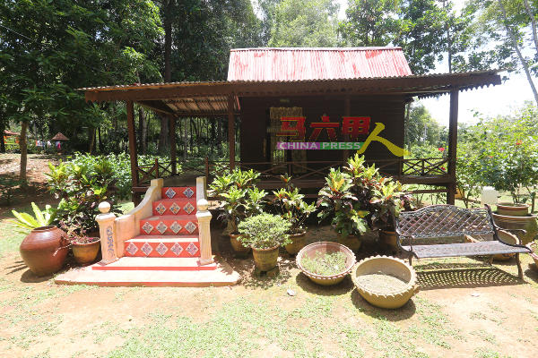 千花园里设有马来传统高脚屋展览室，可让民众进入参观。